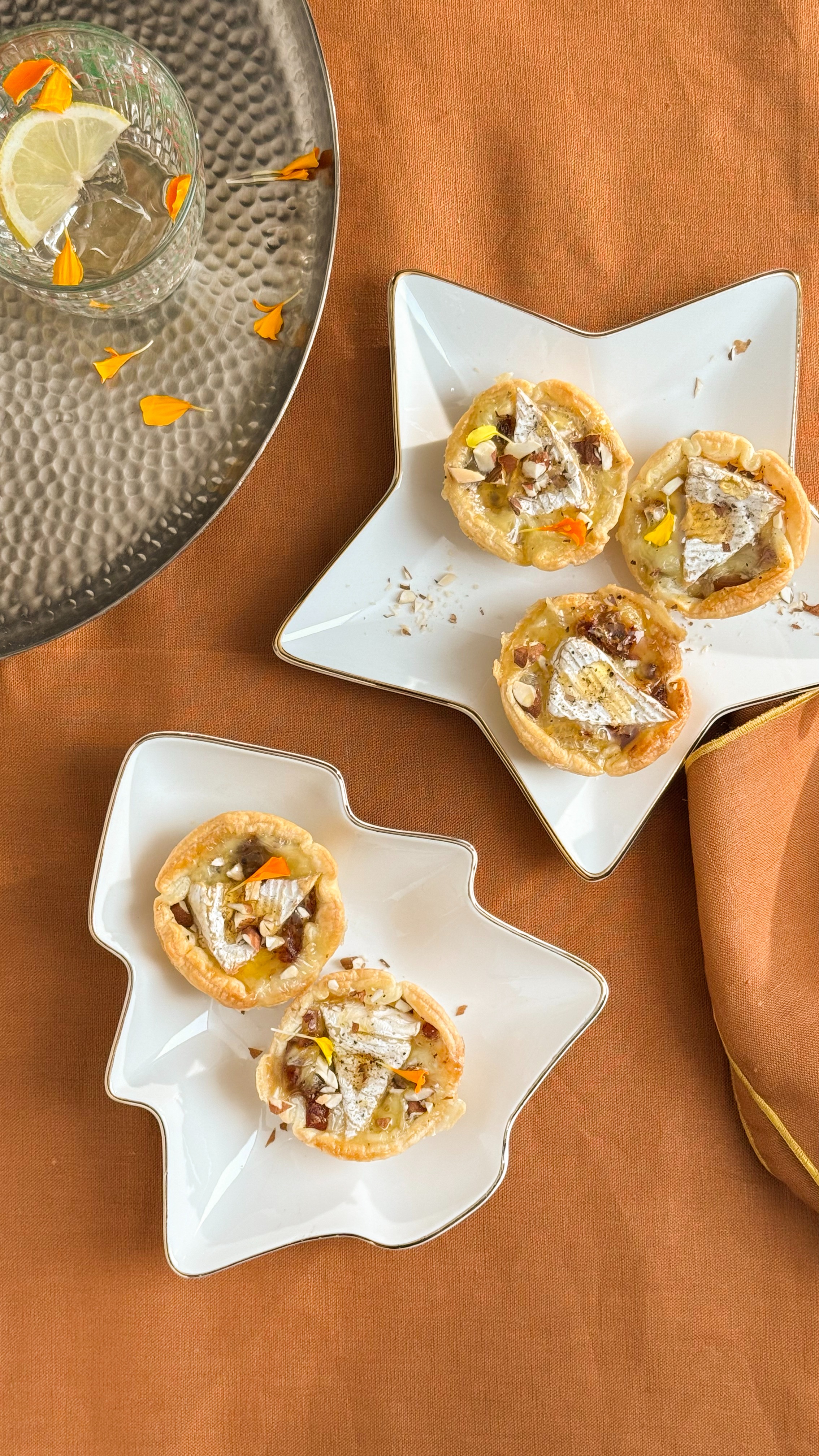 Cazuelitas de hojaldre con queso y dátiles