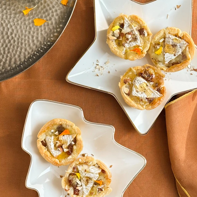 Cazuelitas de hojaldre con queso y dátiles