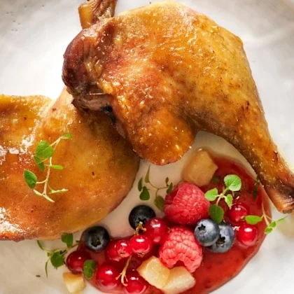 Cuixes d’ànec al forn amb salsa de nabius vermells i chutney de pera