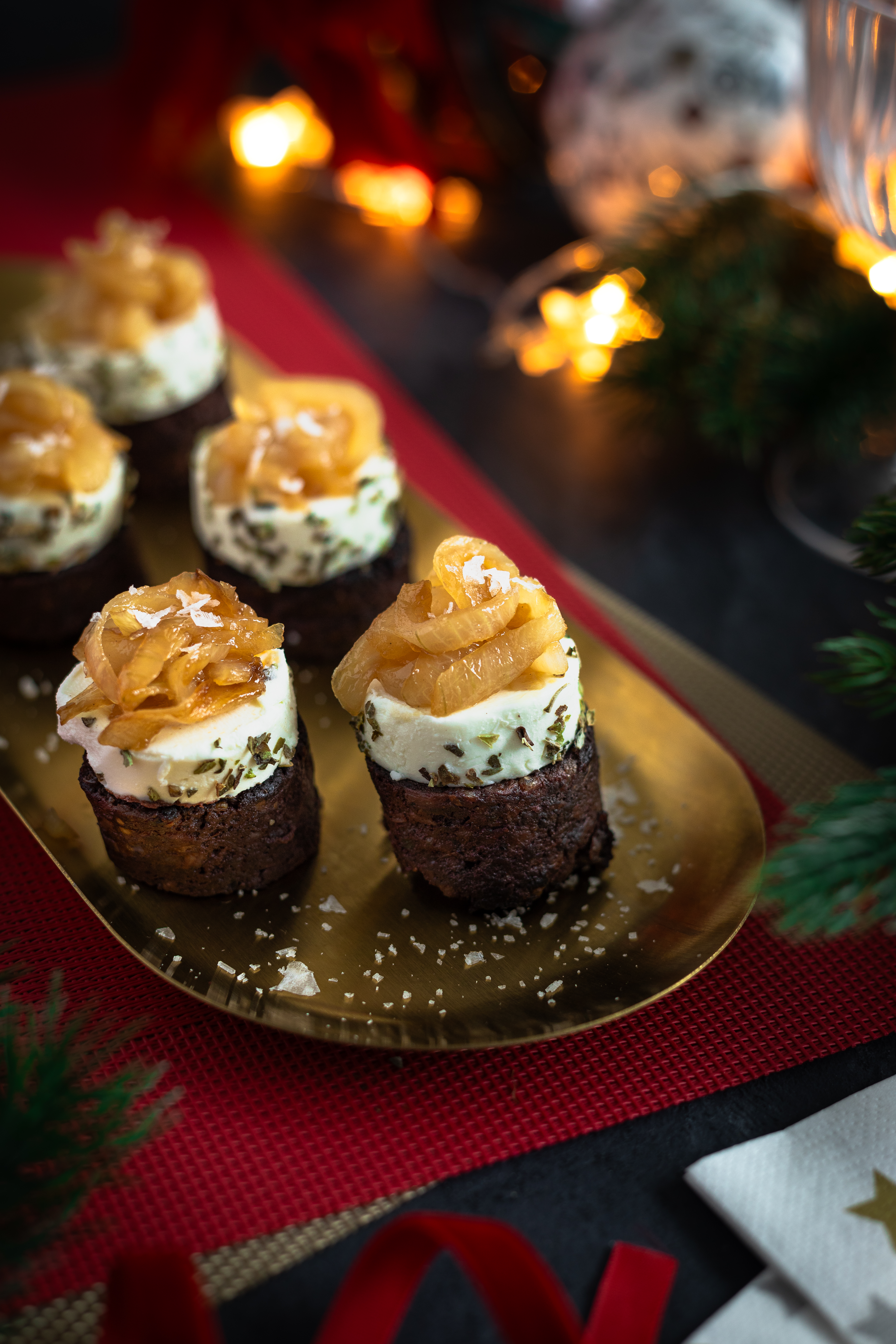 Pintxo de botifarra negra i formatge de cabra amb ceba caramel·litzada