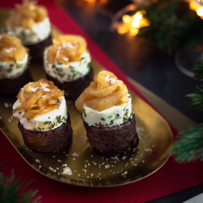 Pintxo de botifarra negra i formatge de cabra amb ceba caramel·litzada