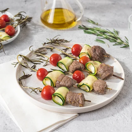 Broqueta de xai i tomàquets cirerol