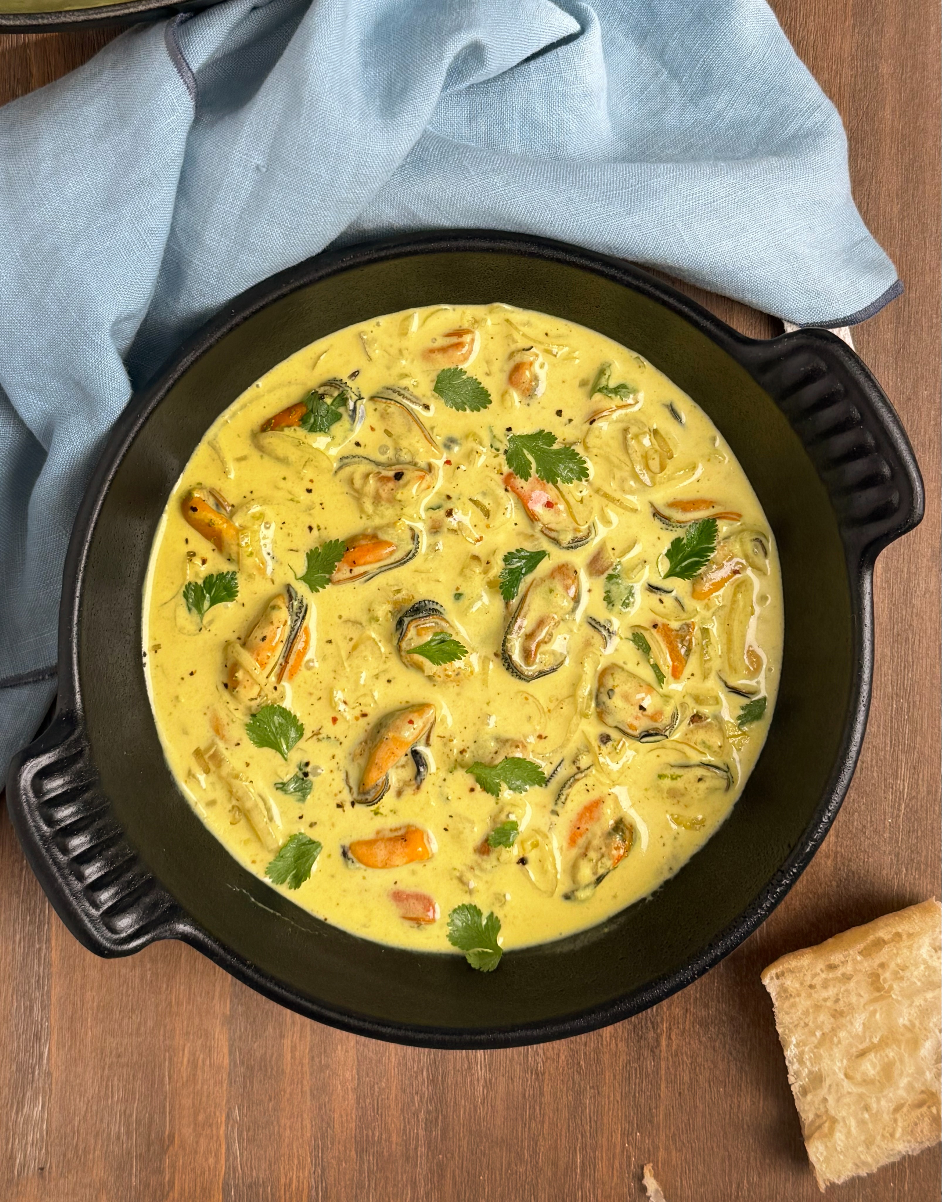 Musclos amb salsa d'all, curri i llima