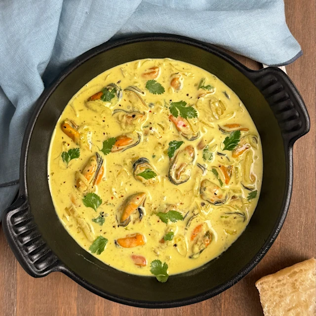Musclos amb salsa d'all, curri i llima