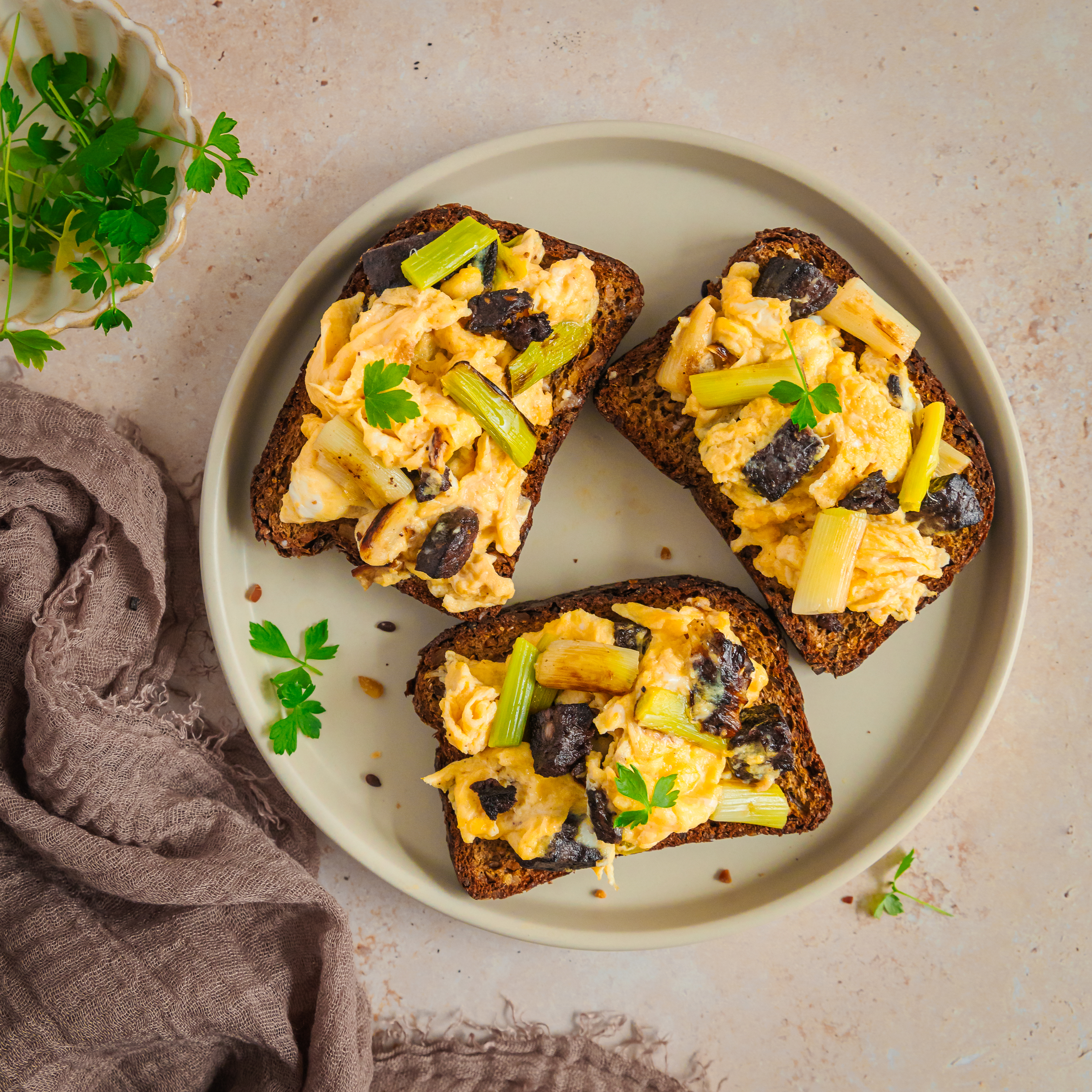 Remenat d'alls tendres amb botifarró de ceba