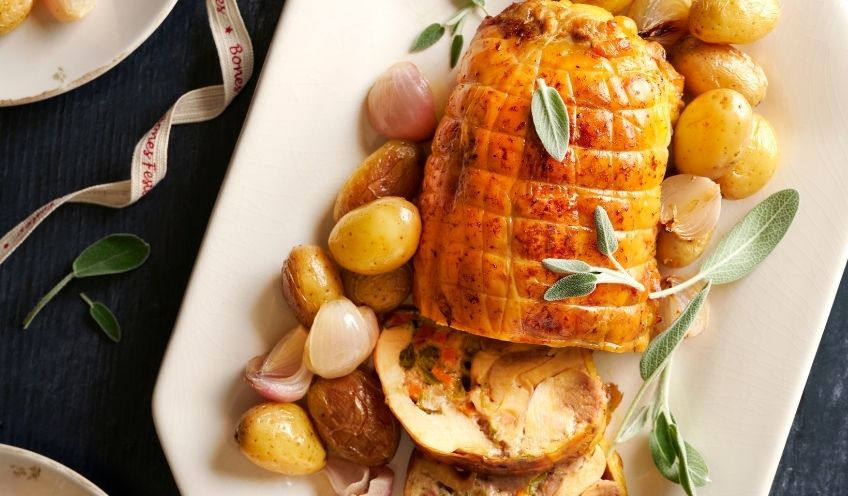 Pollastre farcit amb verdures i foie-gras.