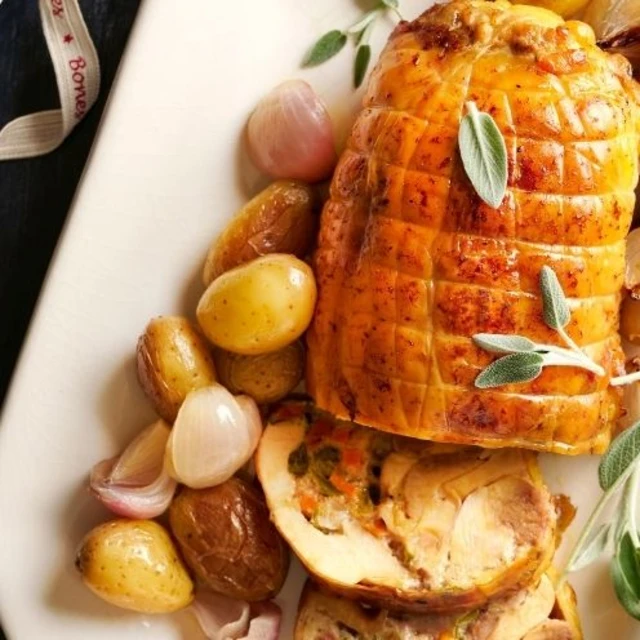 Pollastre farcit amb verdures i foie-gras.