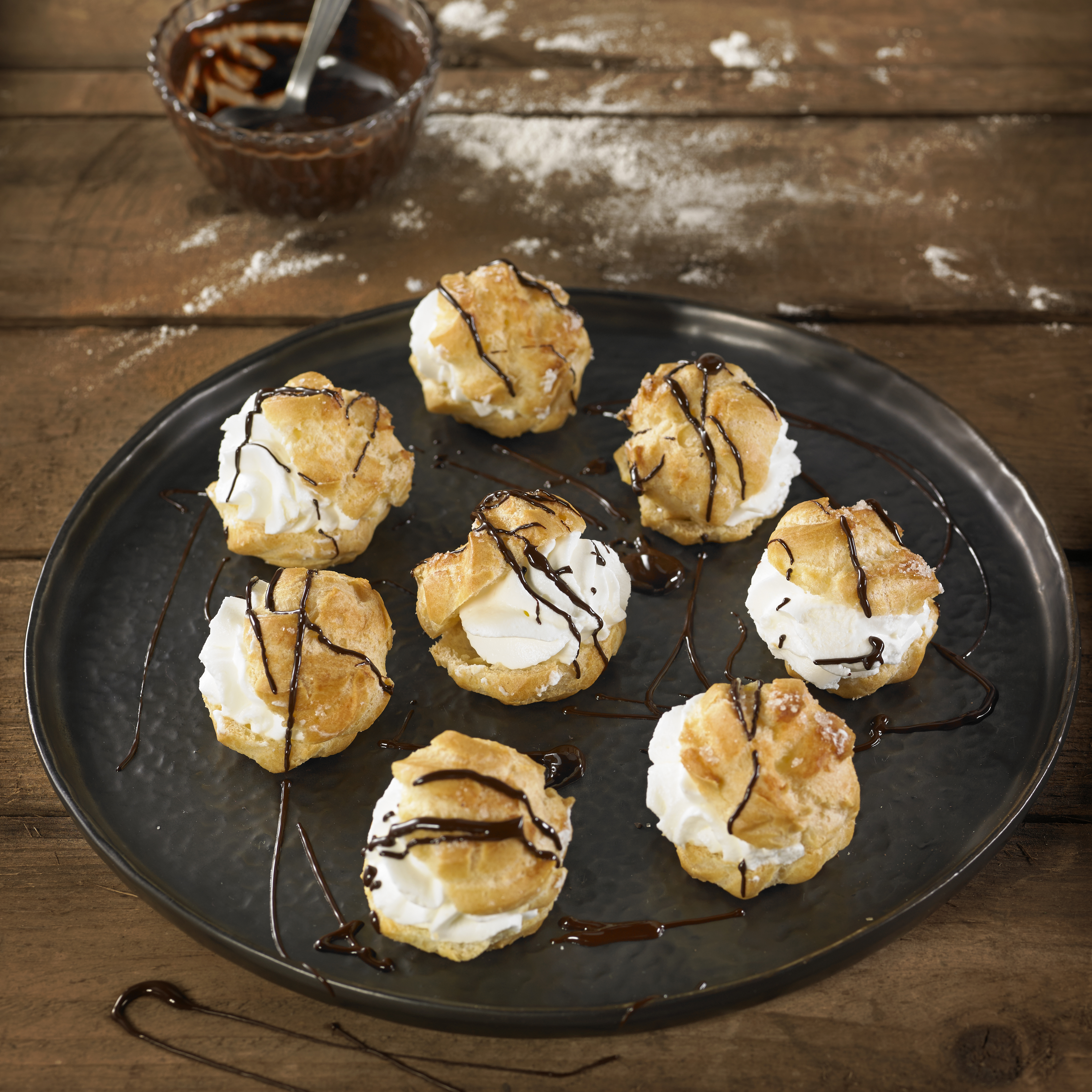 Lioneses de nata amb salsa de xocolata