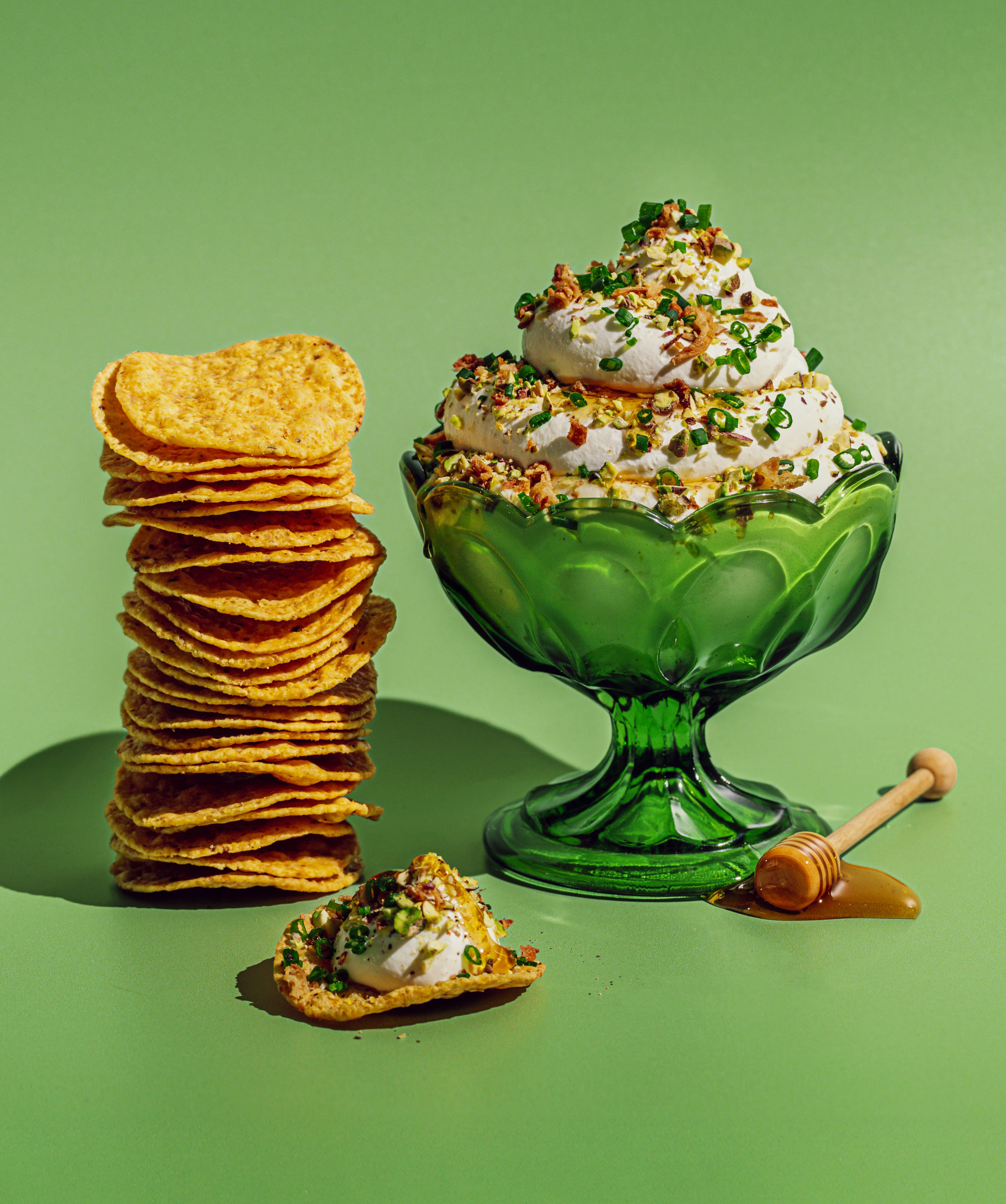 Dip de mató amb herbes fresques, ceba fregida i mel