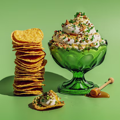 Dip de mató amb herbes fresques, ceba fregida i mel