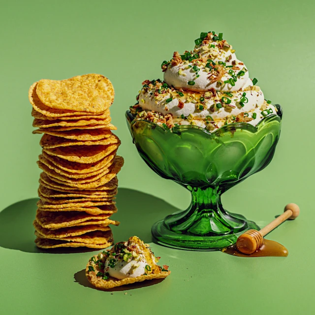 Dip de mató amb herbes fresques, ceba fregida i mel