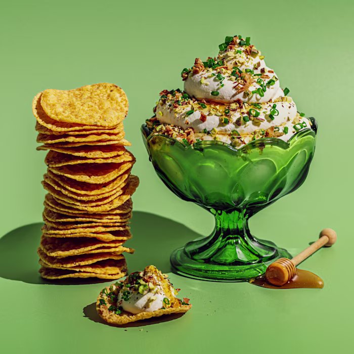 Dip de mató amb herbes fresques, ceba fregida i mel