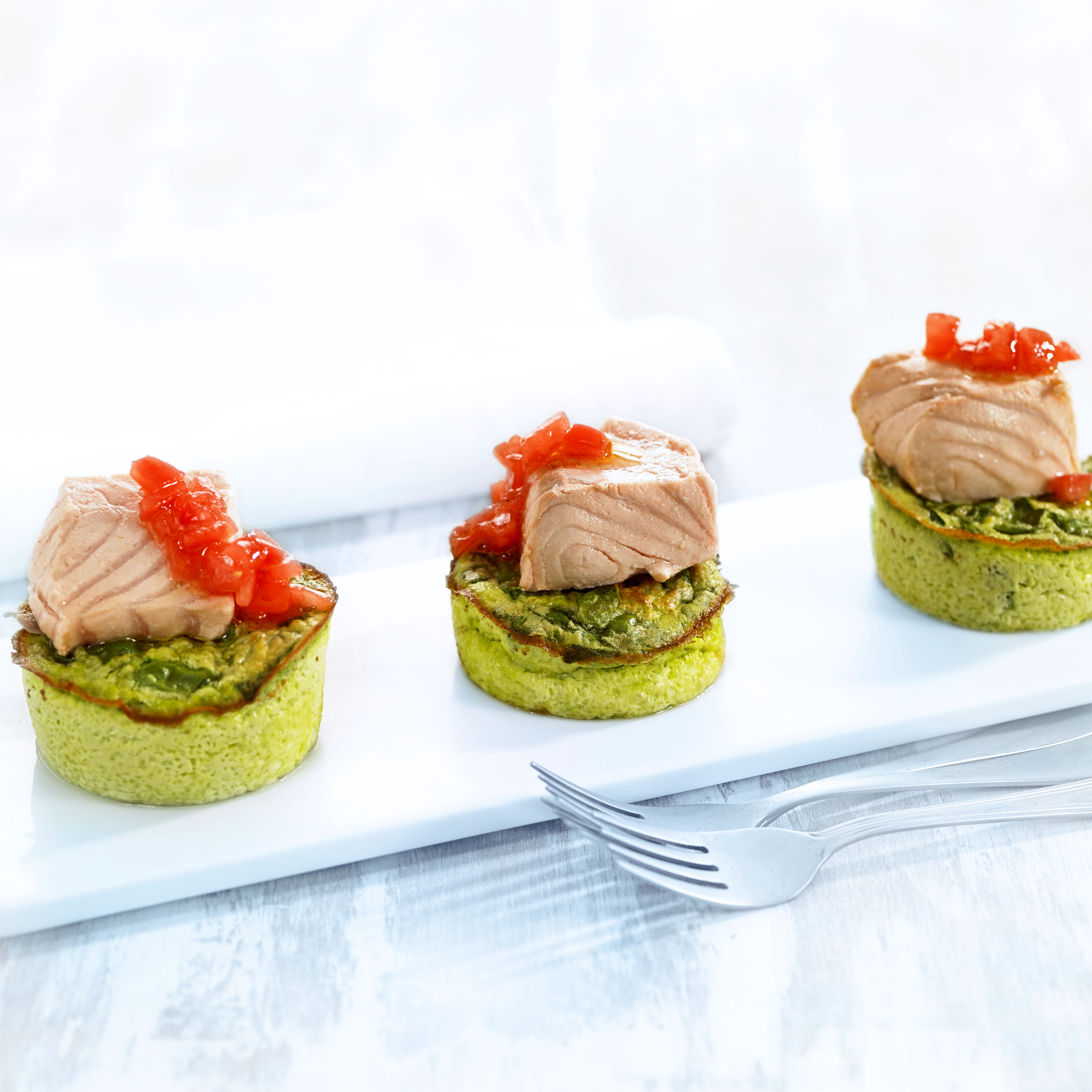 Salmó al vapor amb pastissets de bledes