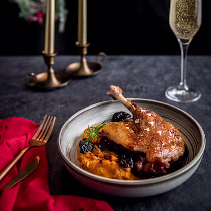 Confit d'ànec amb moniato, prunes i vermut