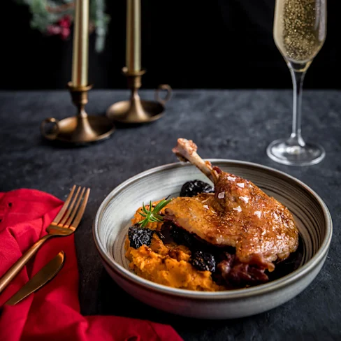 Confit d'ànec amb moniato, prunes i vermut