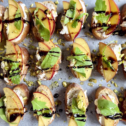 Crostini amb préssec, ricotta, ruca i festucs