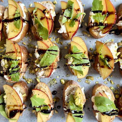 Crostini amb préssec, ricotta, ruca i festucs