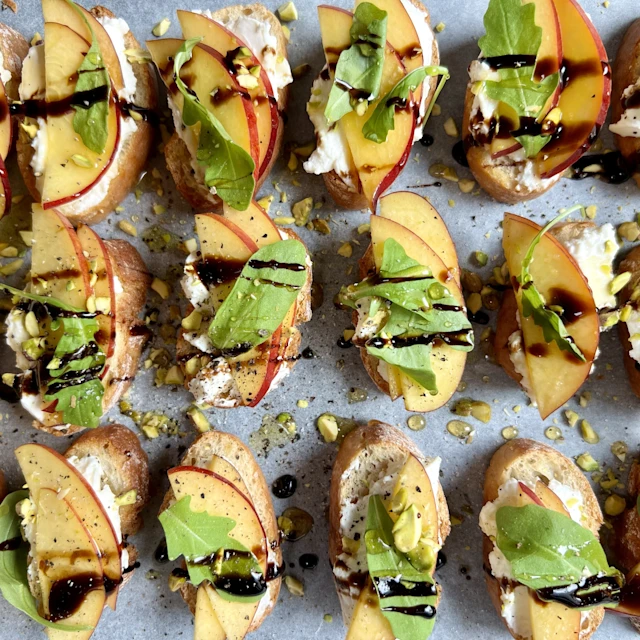 Crostini amb préssec, ricotta, ruca i festucs