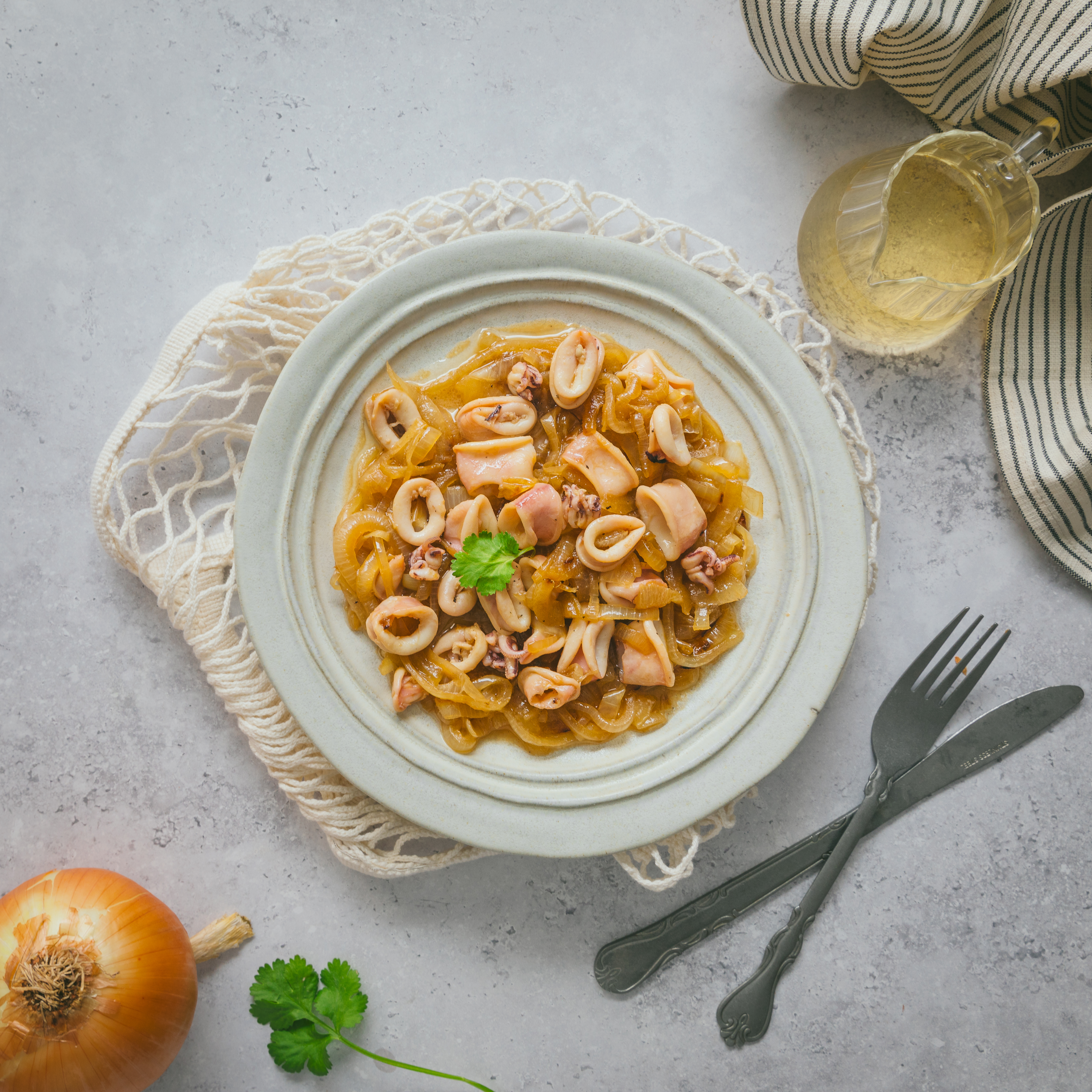 Calamars amb vi i ceba  