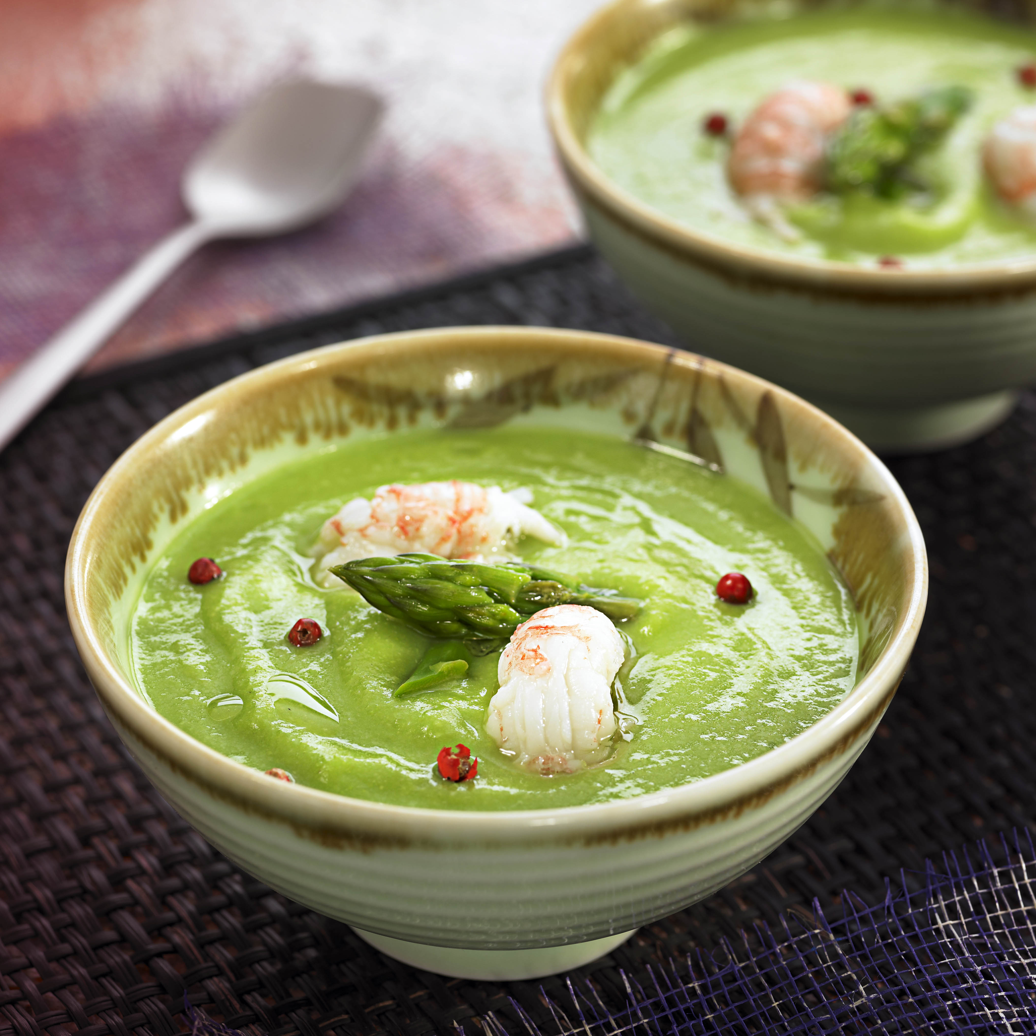 Crema de pèsols amb espàrrecs i escamarlans