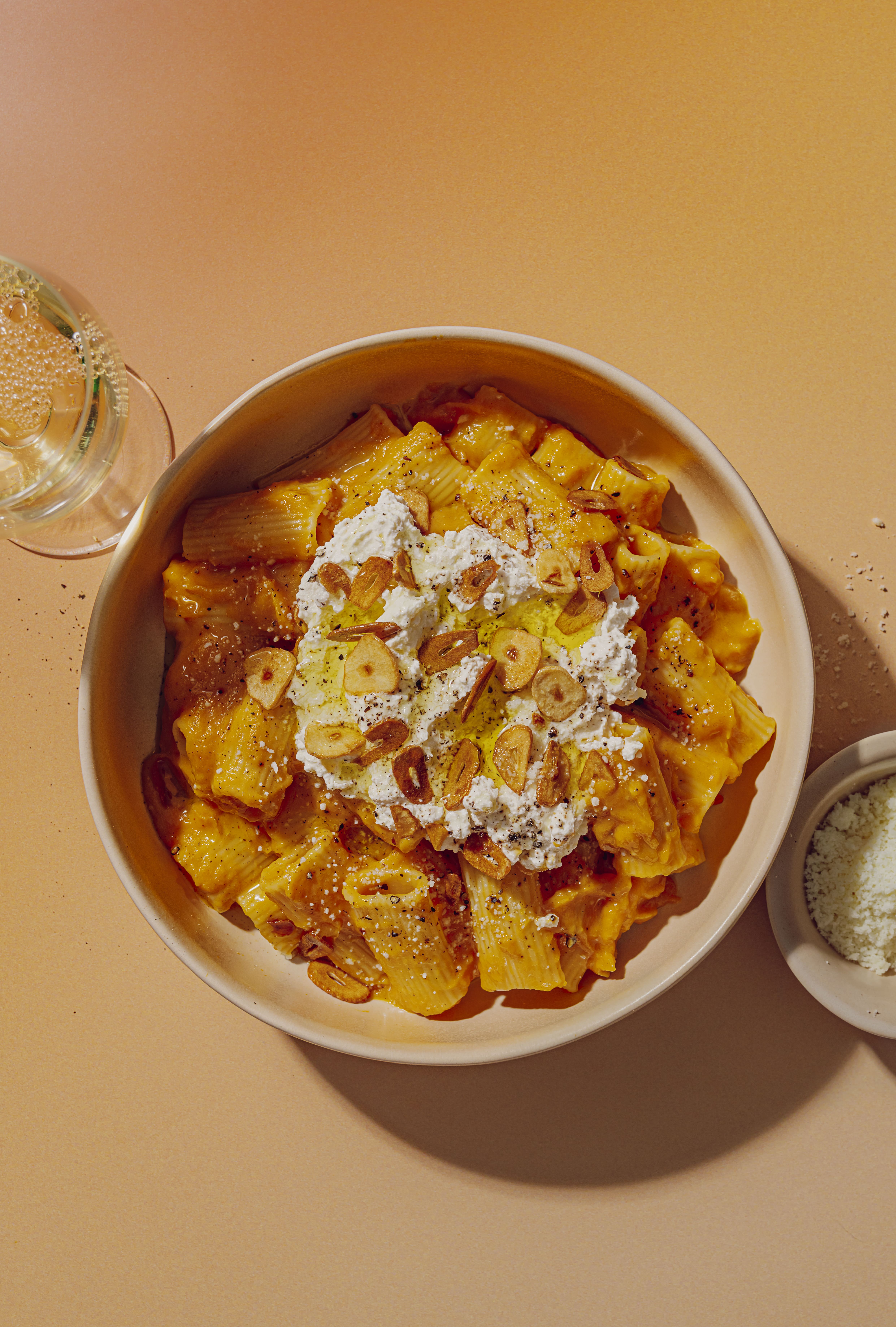 Pasta de carbassa i misso amb xips d'all