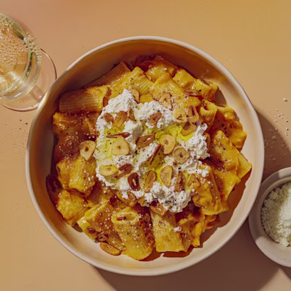 Pasta de carbassa i misso amb xips d'all