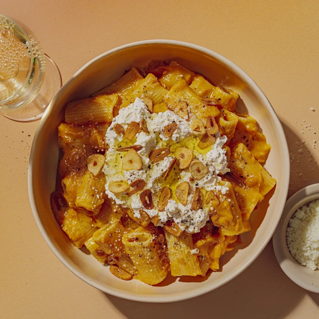 Pasta de carbassa i misso amb xips d'all