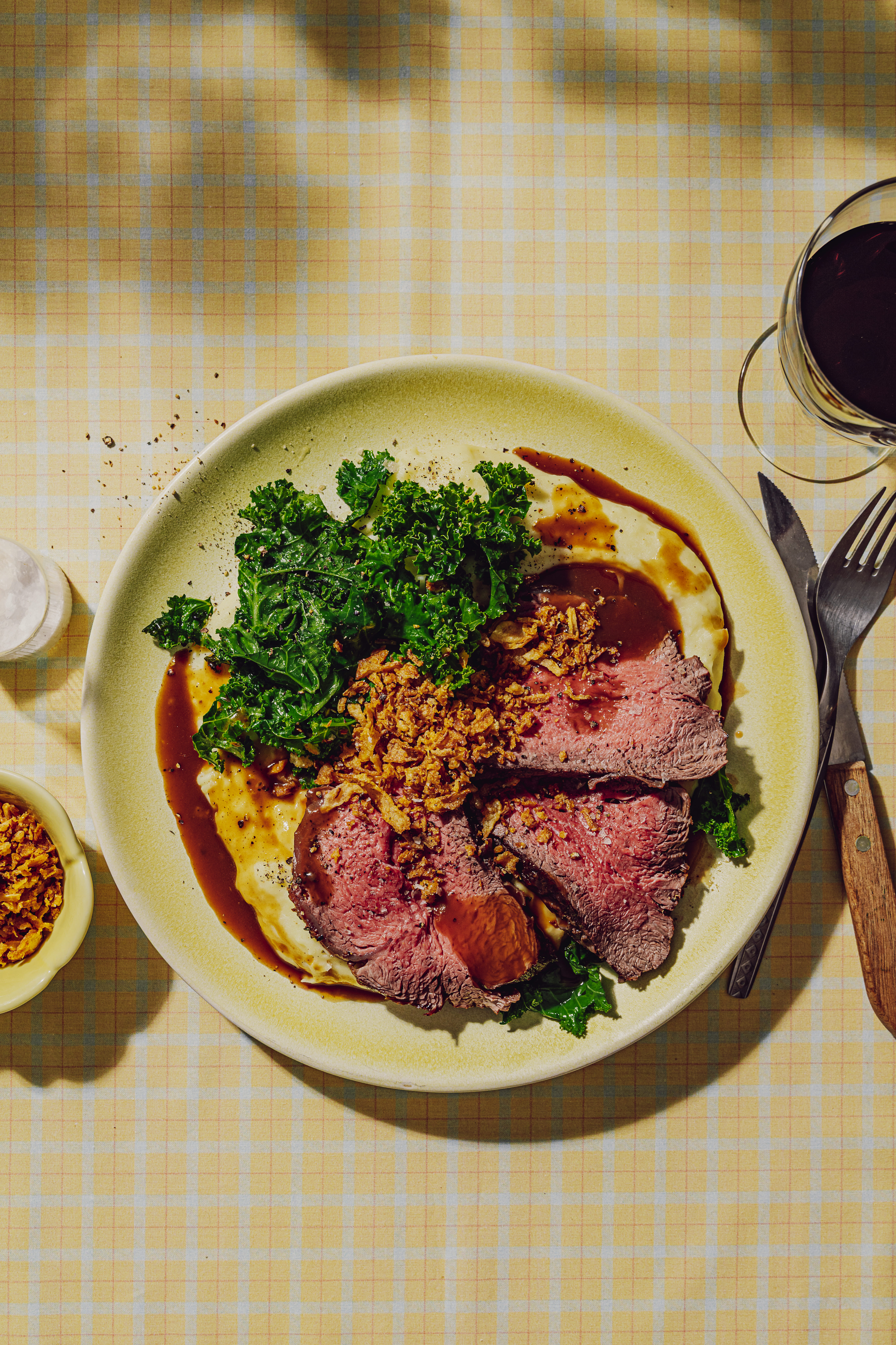 Filet de vedella amb puré, salsa i gerds