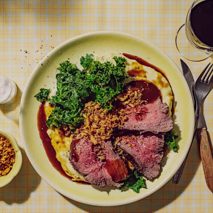 Filet de vedella rostit amb puré de patata i salsa de vi negre i gerds