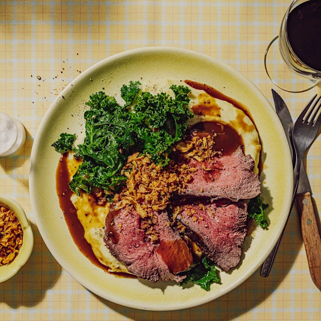 Filet de vedella rostit amb puré de patata i salsa de vi negre i gerds