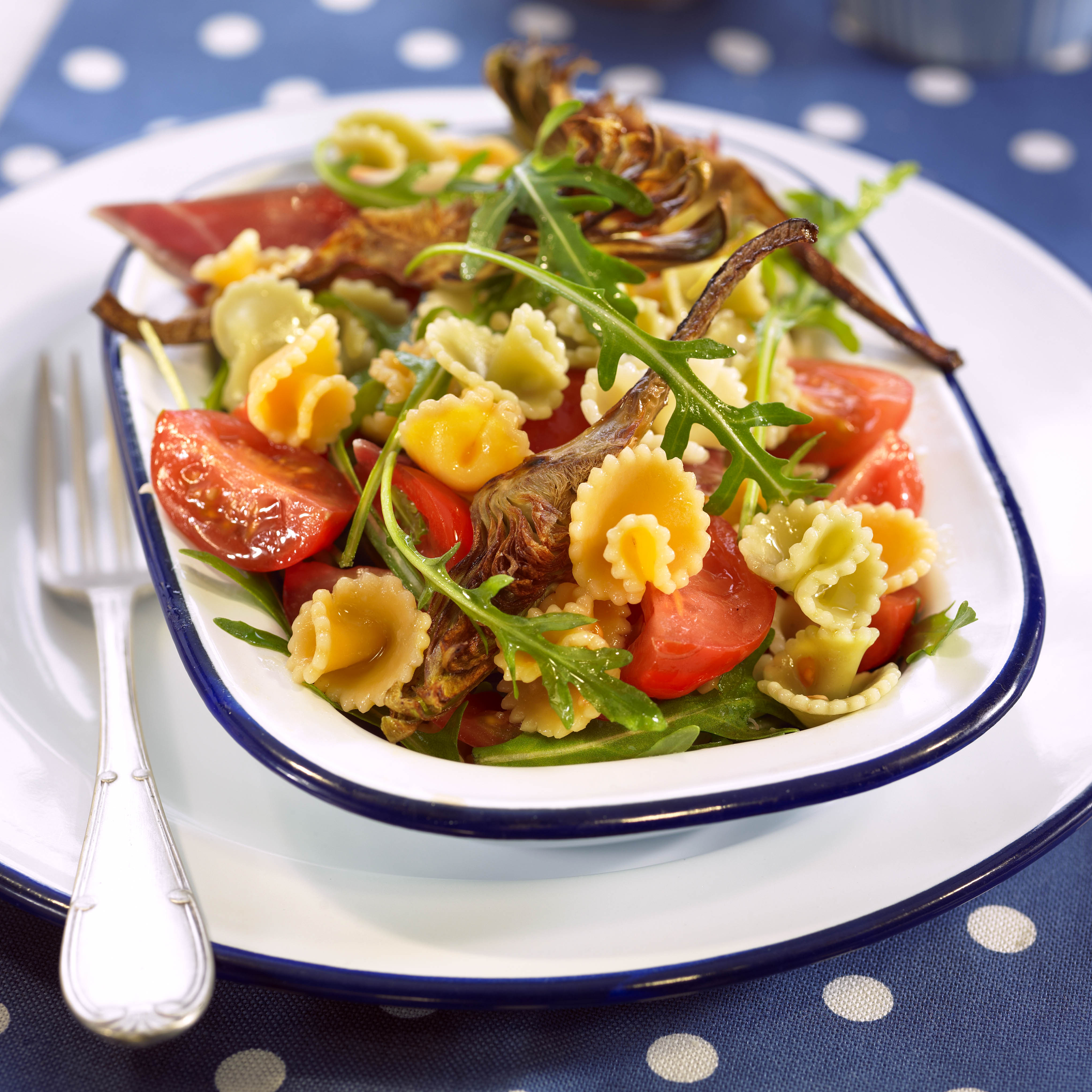 Amanida de pasta amb carxofa, tomàquet i ruca