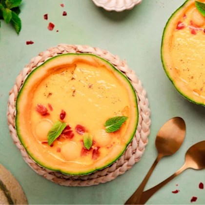 Crema freda de meló amb cruixent de pernil salat