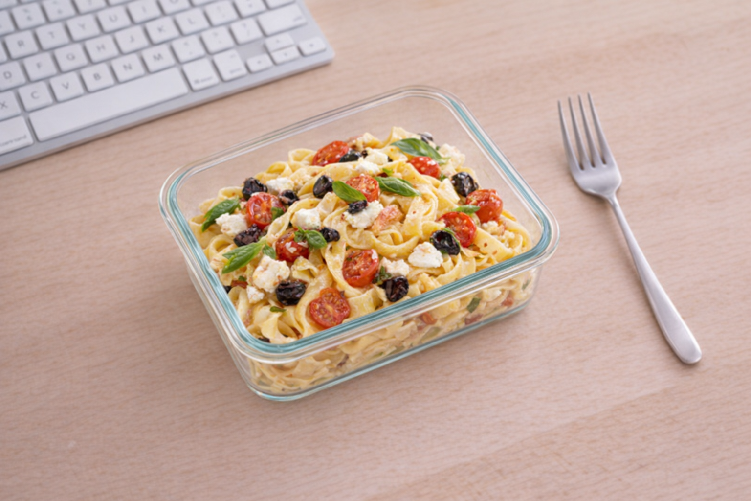 Tagliatelle amb tomàquets, alfàbrega i olives