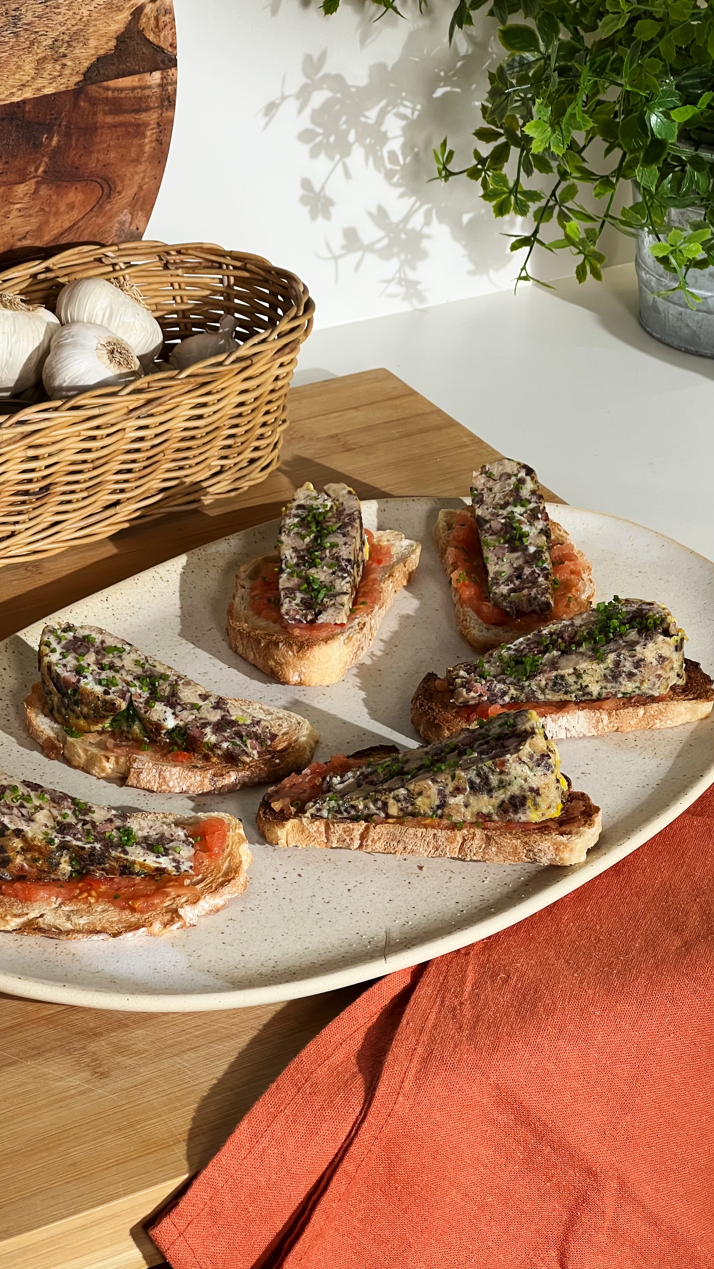 Truita de botifarra negra, botifarra d’ou i alls tendres 