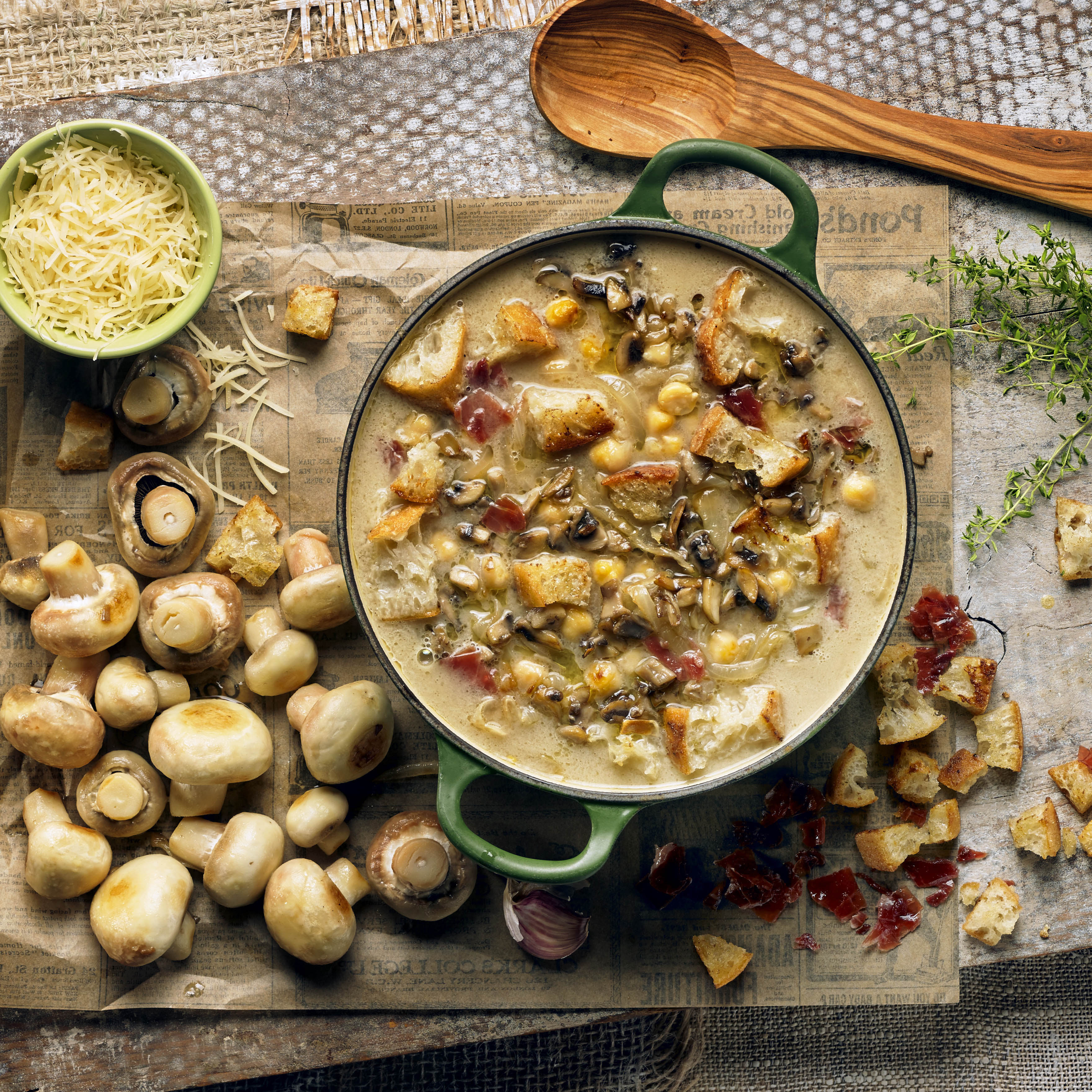 Sopa de ceba, xampinyons i pernil salat