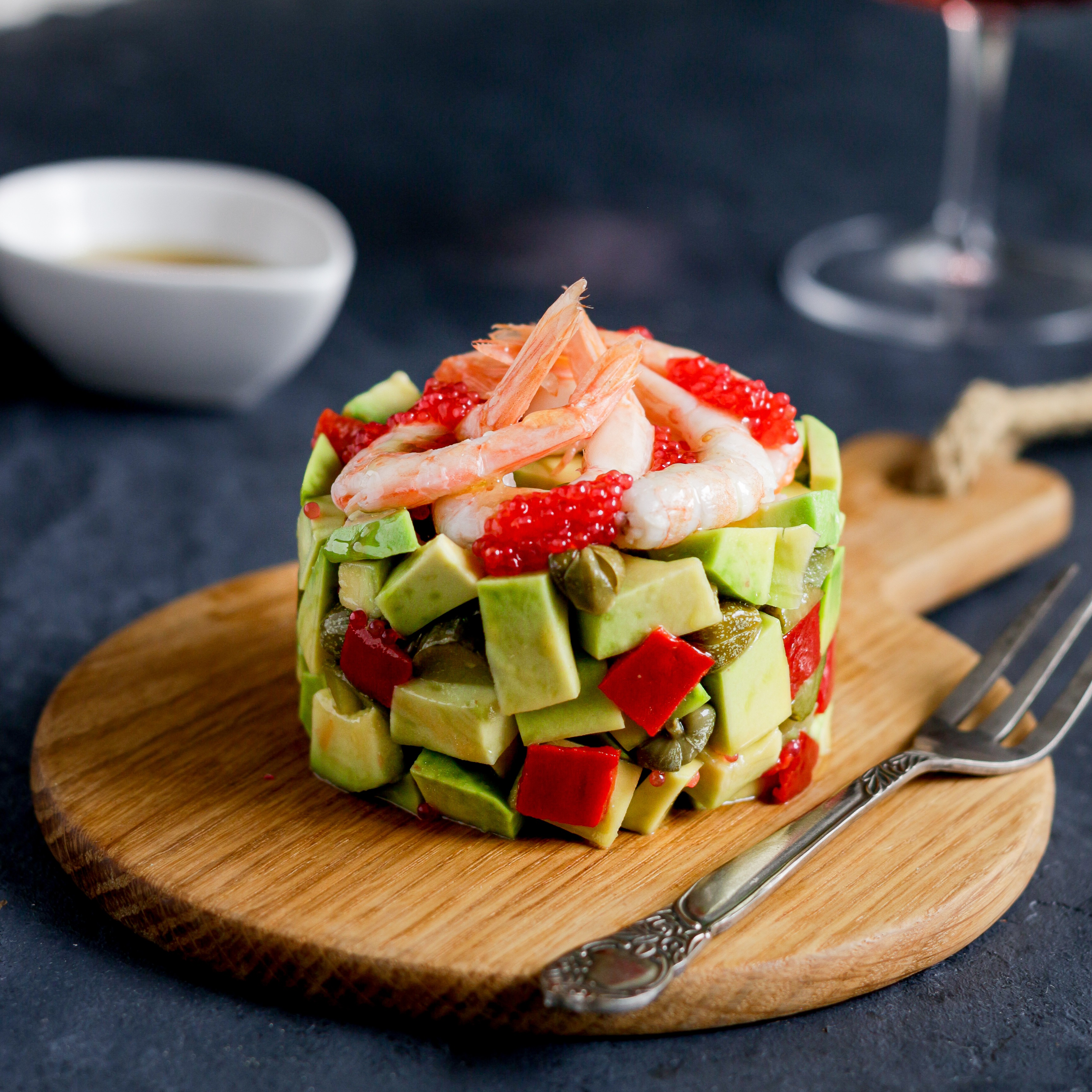 Alvocat amb gambes i pebrot escalivat