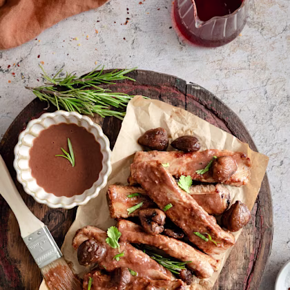Costelles de porc amb salsa de castanya i vermut
