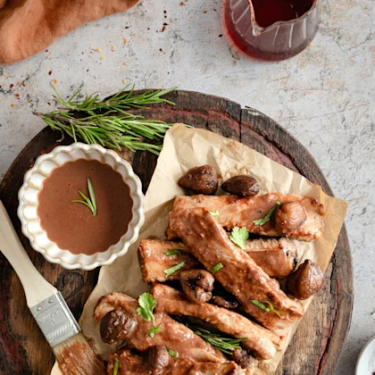 Costelles de porc amb salsa de castanya i vermut