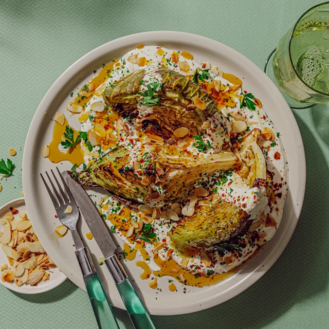Col al forn amb salsa de iogurt