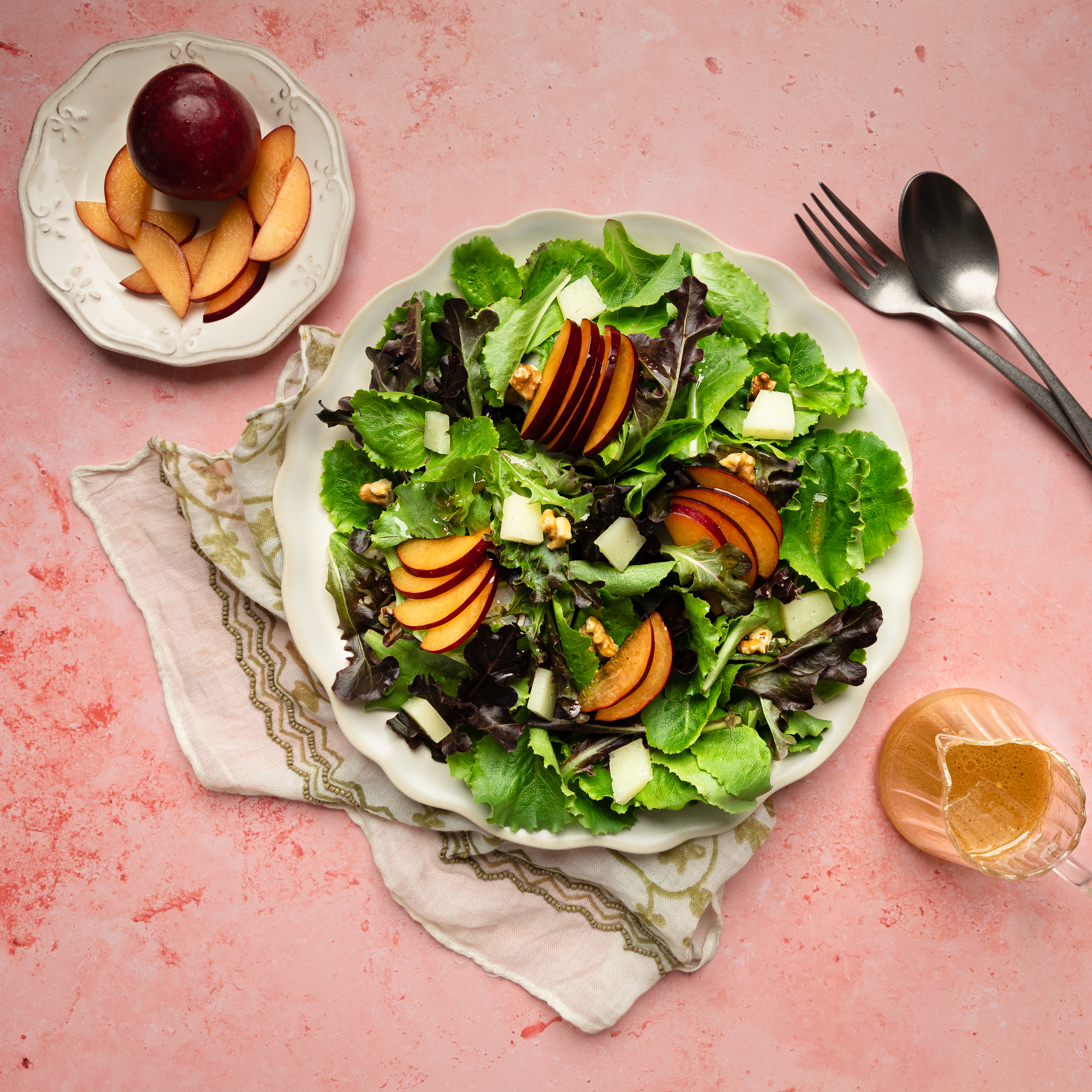 Amanida de prunes vermelles amb formatge d'ovella curat