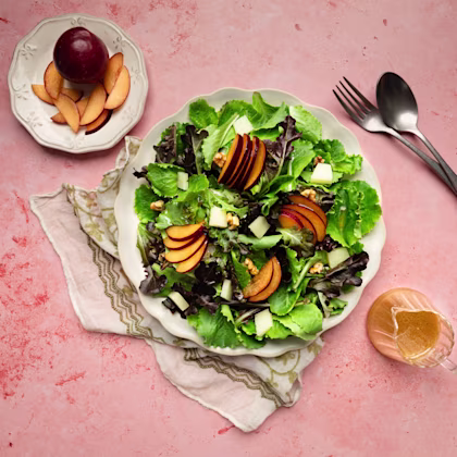 Amanida de prunes vermelles amb formatge d'ovella curat
