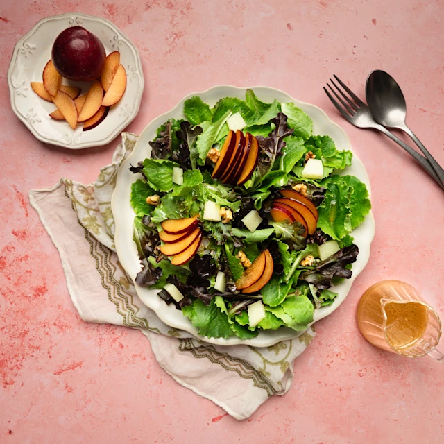 Amanida de prunes vermelles amb formatge d'ovella curat