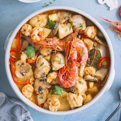 Caldereta de peix amb gambes, bolets i pomes