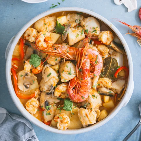Caldereta de peix amb gambes, bolets i pomes