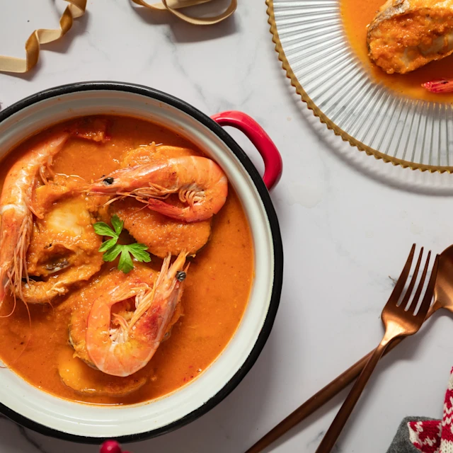 Lluç amb salsa vermella