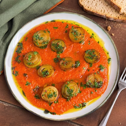 Porros al forn amb crema de piquillos i vinagreta d’herbes