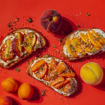 Torrades amb préssec, nectarina i formatge fresc