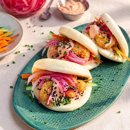 Bao de gambes arrebossades amb ceba adobada