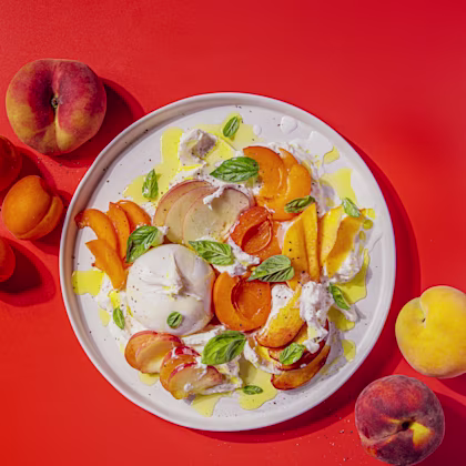Amanida Caprese amb préssec, paraguaià, nectarines i burrata