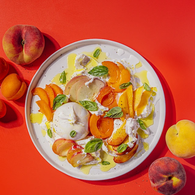Amanida Caprese amb préssec, paraguaià, nectarines i burrata